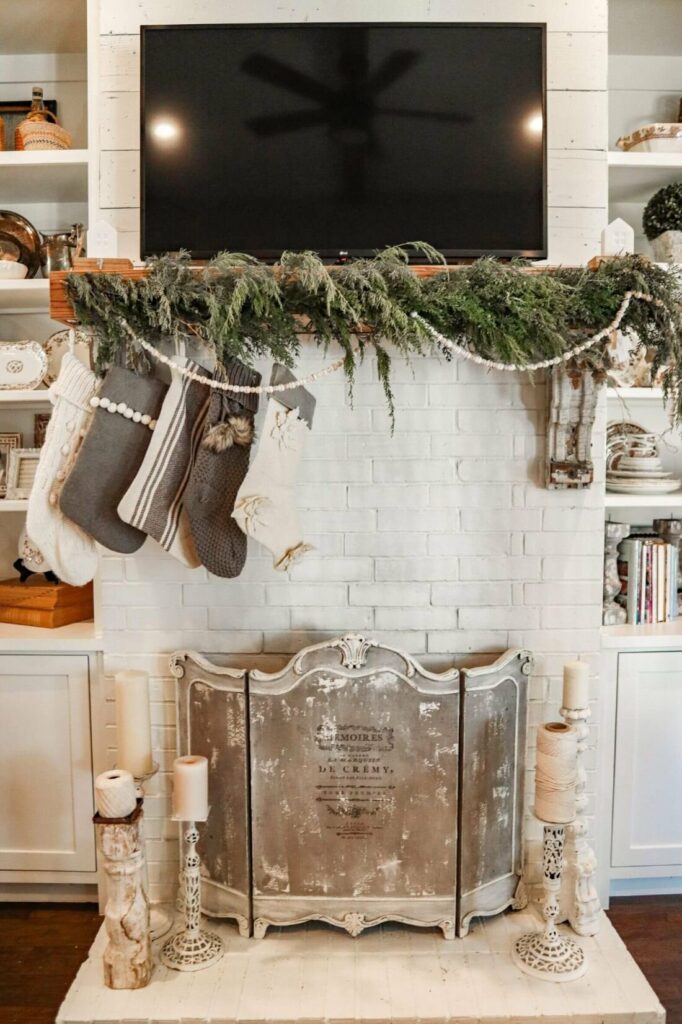 Vintage Christmas living room tour with decorating ideas — Emily Retro -  Vintage and DIY Home Design